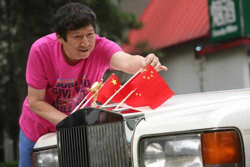 他被年长40岁的富婆包養，13年赚80亿，晚年却被丢进养老院