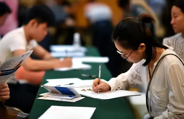 大学生迎好消息，就业协议不再与毕业证“挂钩”，应届生举手支持