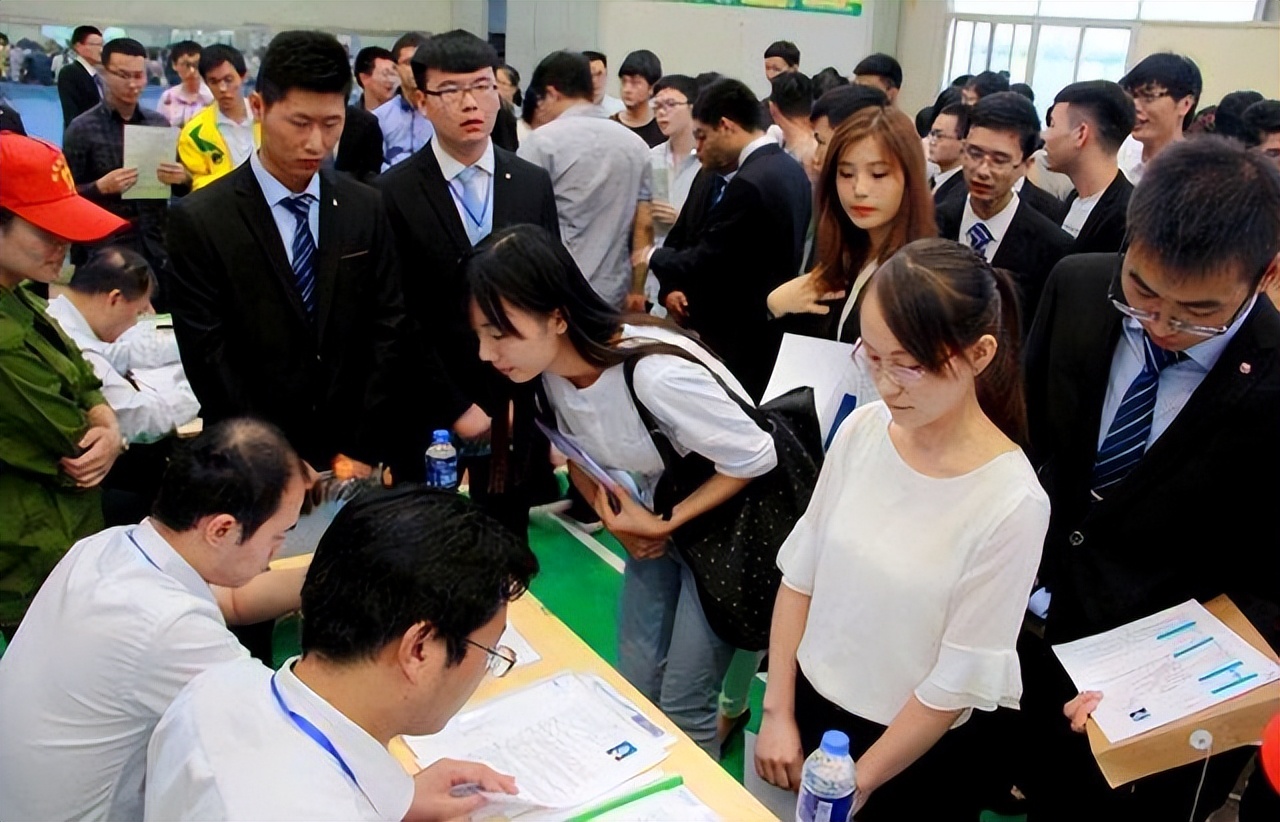 大学生可以“缓两年”毕业，应届生身份不再吃香？引发网络热议