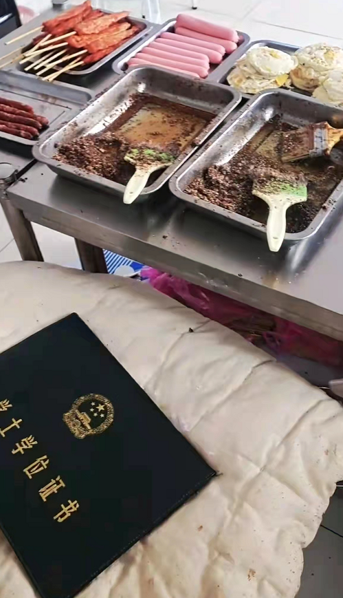 本科毕业摆摊卖煎饼果子火了，网友纷纷留言，这届网友真实得很