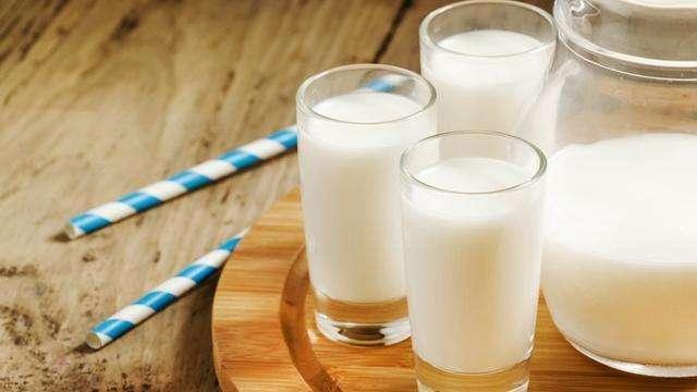 老人长期喝牛奶和不喝牛奶，差别大吗？实验对比差异，老人要清楚
