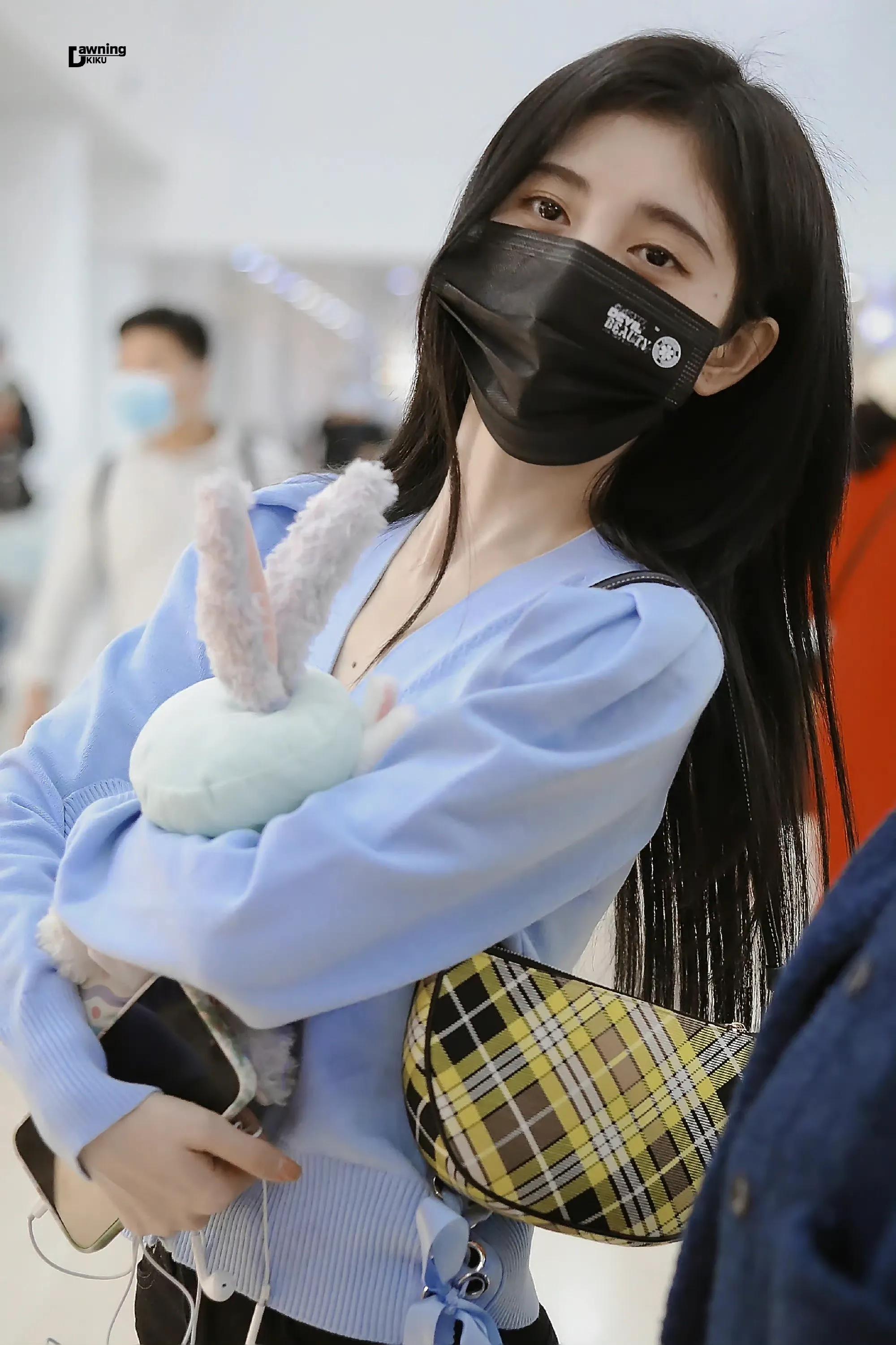 鞠婧祎机场照｜隔着口罩也能看见笑盈盈的脸