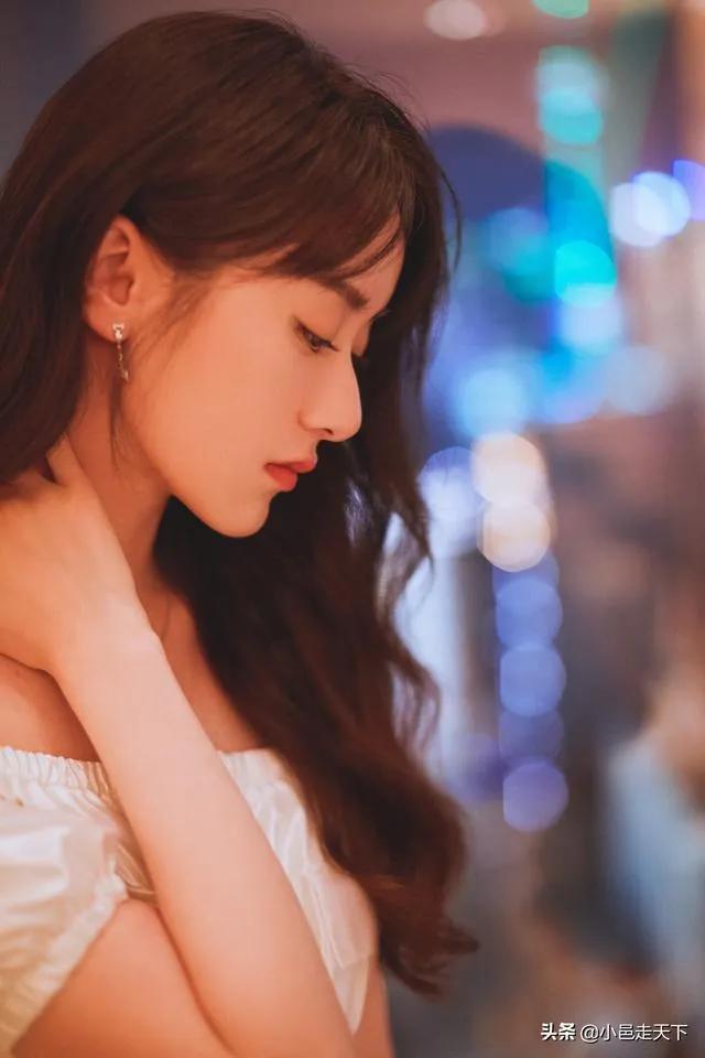 金晨迪丽热巴古力娜扎上演霓虹灯下的极限魅惑，这谁能抵挡得住呀