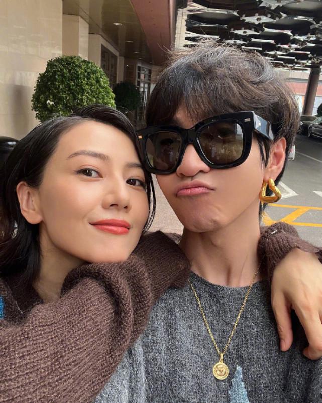 高圆圆与韩火火搭肩拍照，原相机下眼部肌肤松弛，头上白发抢镜