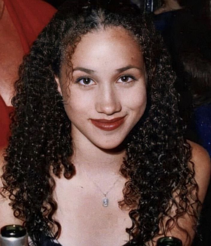 做代言人时顺走的高跟鞋，梅根还在拍订婚照时穿？网友：非常像