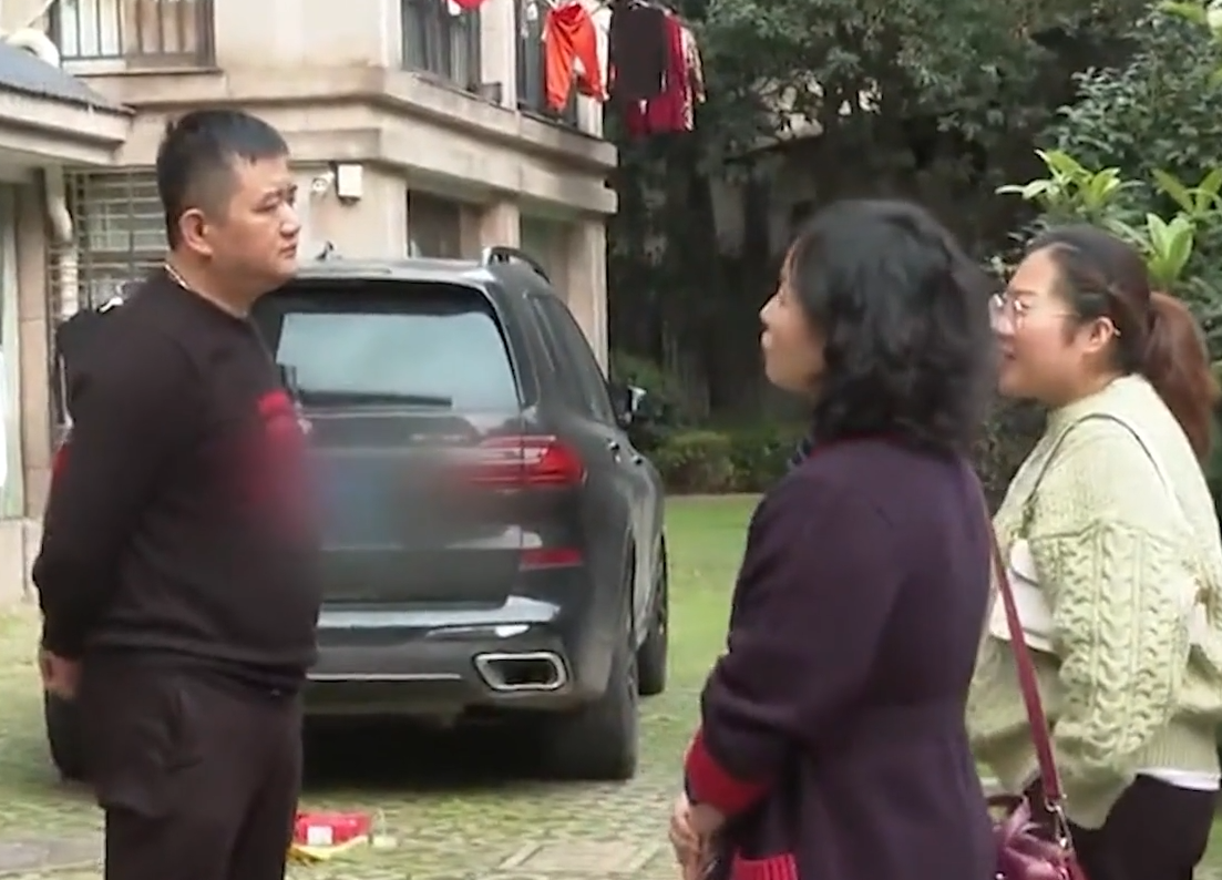 故事：丈夫偷腥漂亮小保姆，并送10多套房产，原配得知后暴走上门