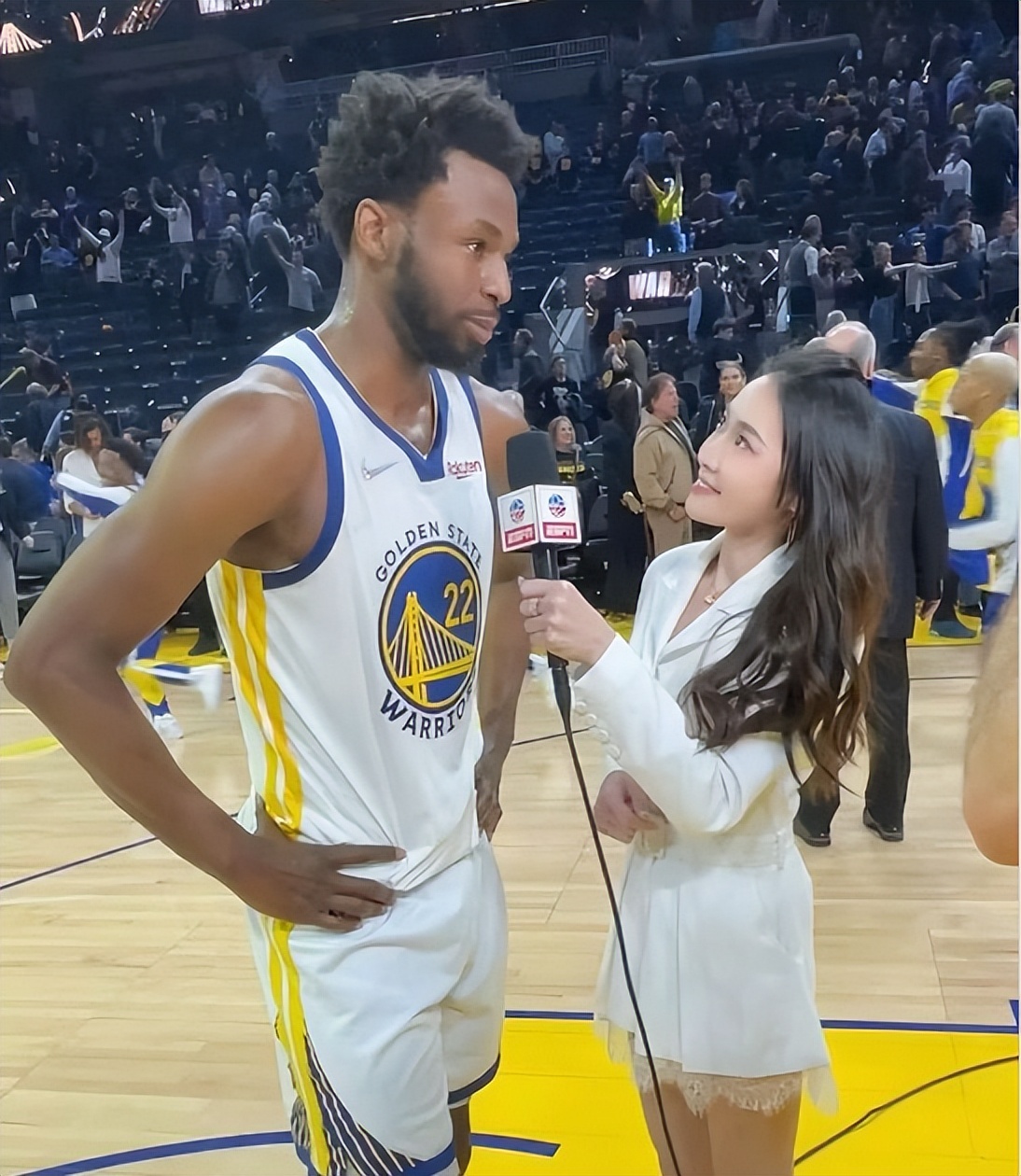 腾讯nba女记者有哪些(NBA场边美女记者电眼魅力惊人，直接收服球星与球迷们的心)