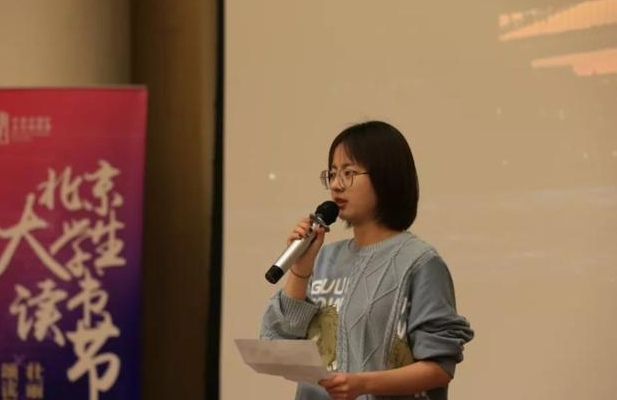 “畅谈数学的样子迷人”，北大学生晒韦神课堂，听课人数力破传言