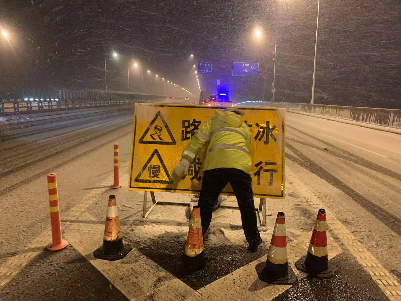 安徽芜湖：暴雪预警！雪花飘飘中，民警执勤成为最美风景