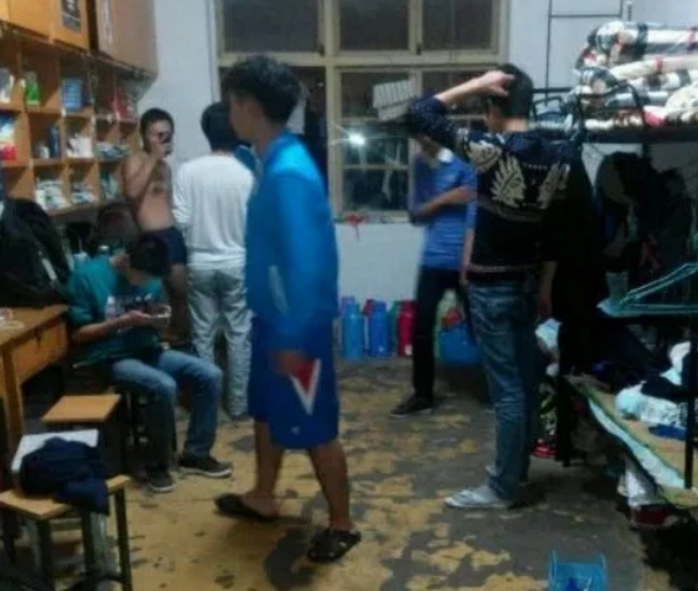 大学“最穷酸宿舍”排名，红砖房+空中吊床+24人间，学生看呆了