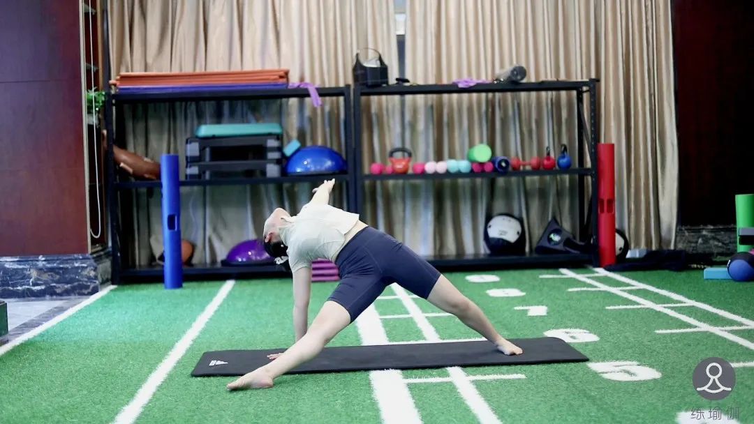 40岁的张歆艺露出双下巴十分夸张，偶像包袱掉了一地