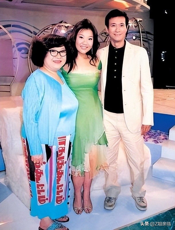 表面是星二代，实际是可怜人，有亲爹像没有，最长38年没见过爸爸