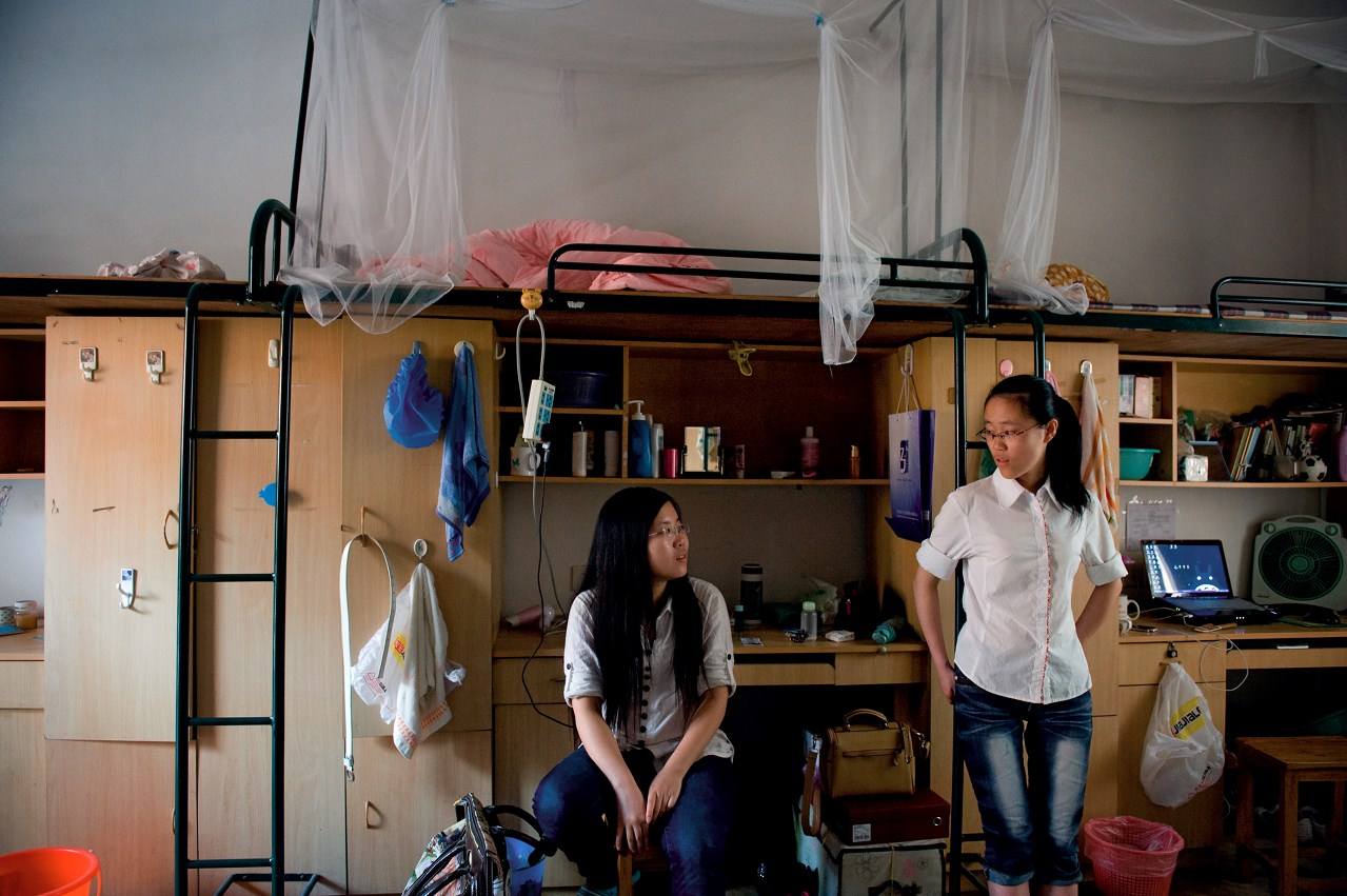 高校版孤勇者：男生暴雨中走“瀑布楼梯”为室友带饭，这交情不浅