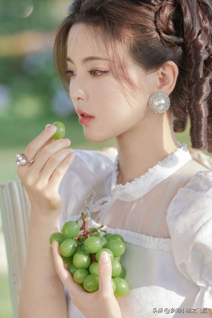 《说英雄》主演拍豪门世家大片 杨超越穿白裙宛若民国大小姐