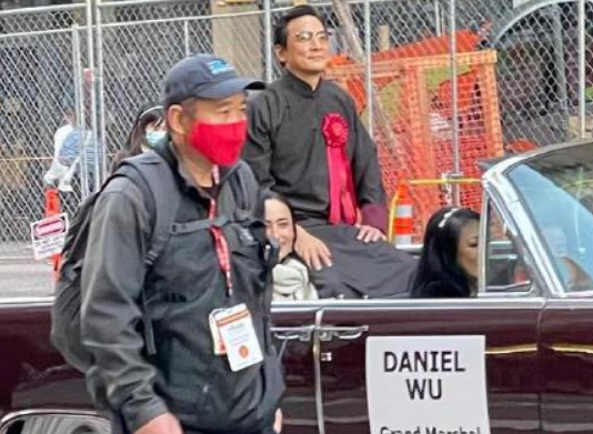 吴彦祖全家参加街头巡游！胸口戴朵大红花，8岁混血女儿五官立体