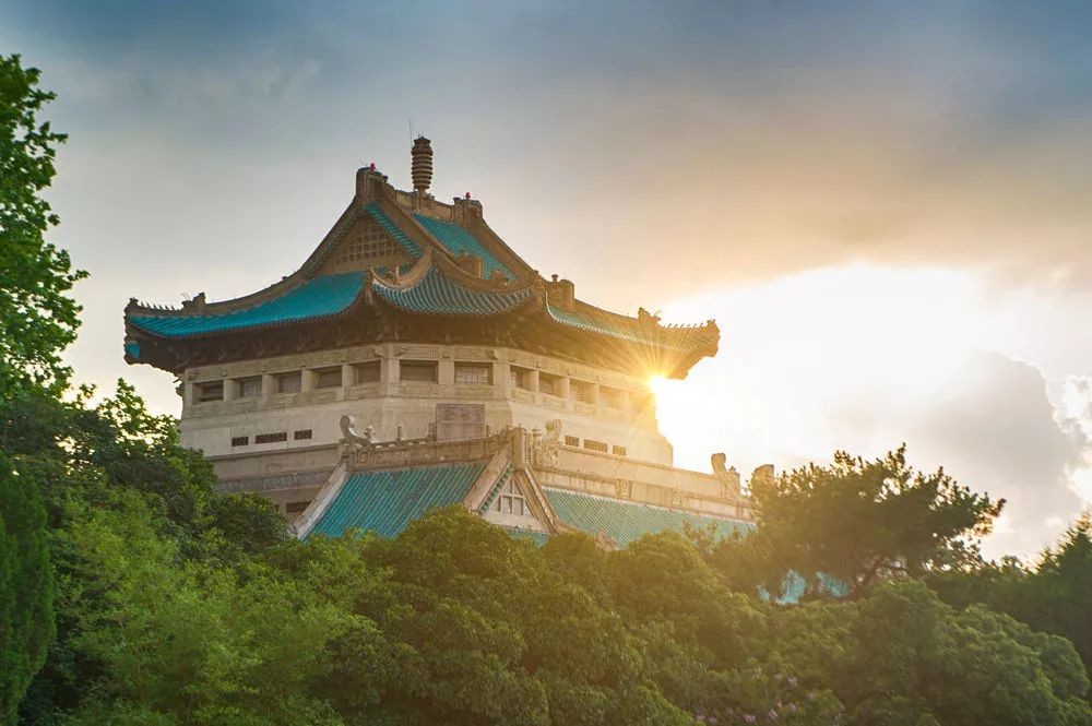 湖北“超美”大学：占地5195亩，宿舍6部电梯，坐拥26栋文物建筑和1000株樱花！