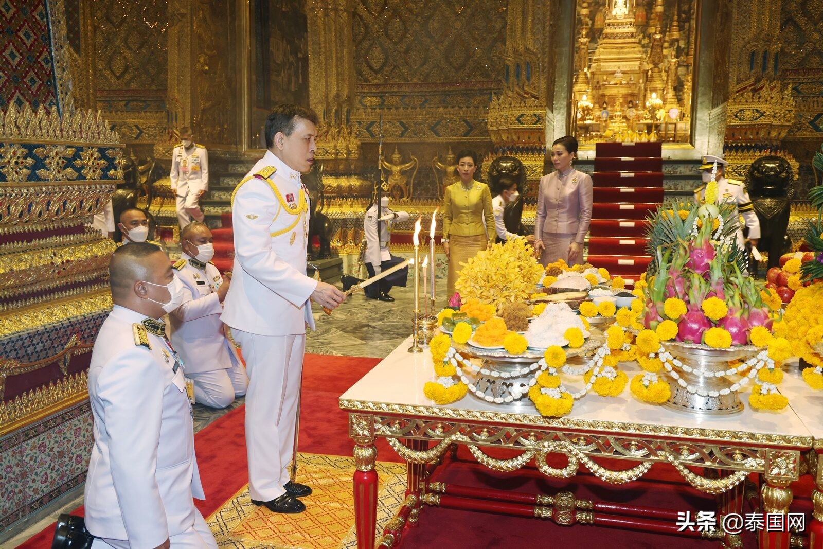 三宝佛节 泰国国王携王后,公主玉佛寺诵经祈福