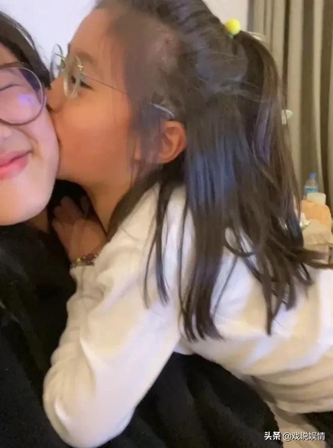 咘咘甜蜜亲吻姐姐梧桐妹，贾静雯同母异父的三个女儿感情超好