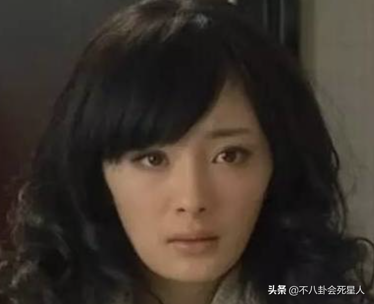 娱乐圈“假下巴”大赏，又尖又翘，一笑下巴原地起飞太吓人