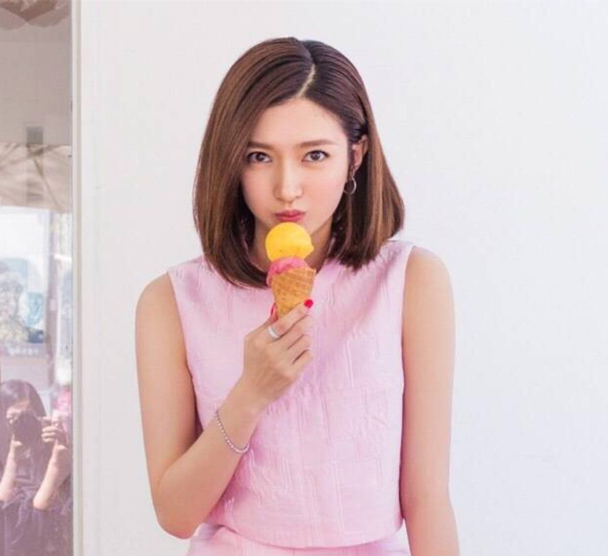 江疏影身材凹凸有致，气质优雅动人优雅温婉中又透露着一丝妩媚。 ​​​