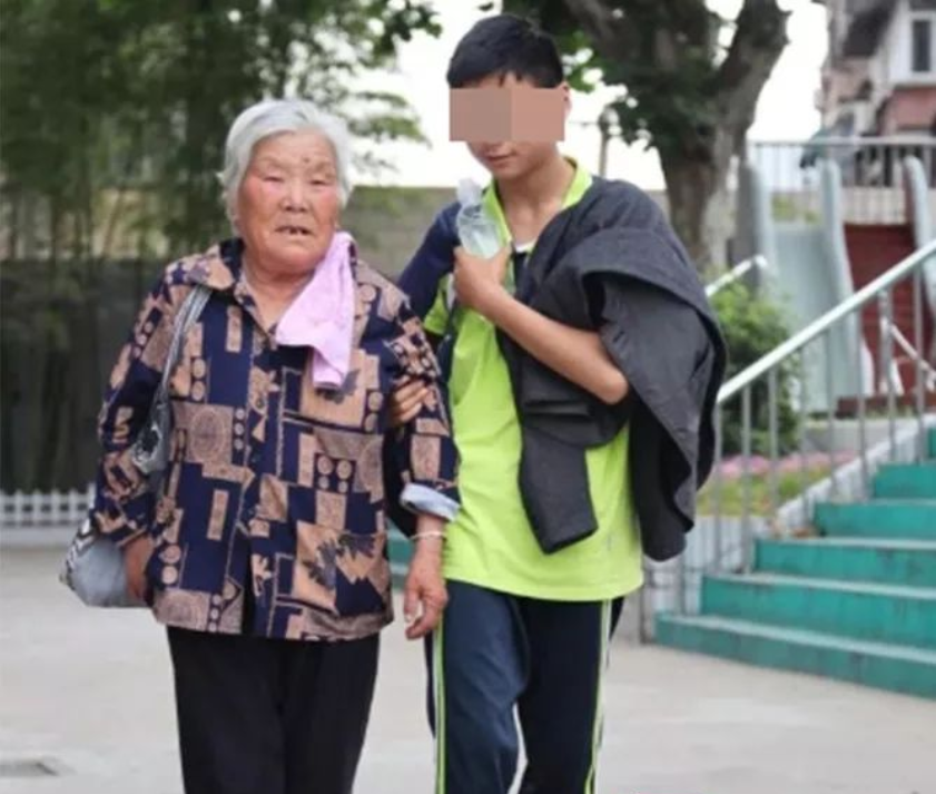 徐州八旬奶奶每天在学校对面坐等八小时：他还没长大，我不敢老