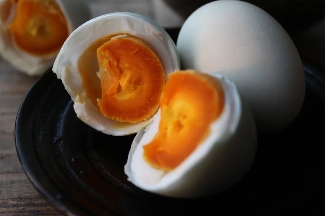 三步咸鸭蛋！沙子里出油还不咸，半个月就可以吃了。