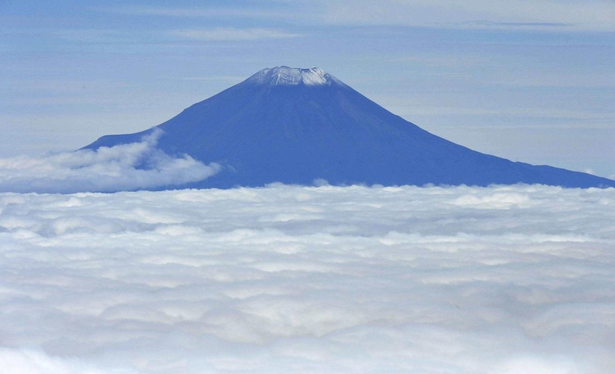 日本富士山喷火口涨至300个，专家：随时可能喷发