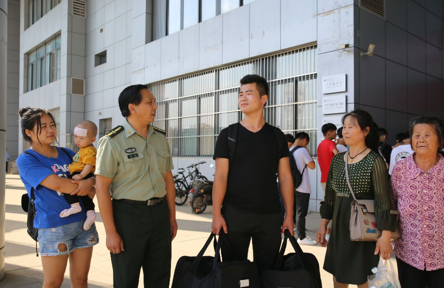 大学生服兵役两年后，退役能拿到多少“报酬”？专科生都让人羡慕