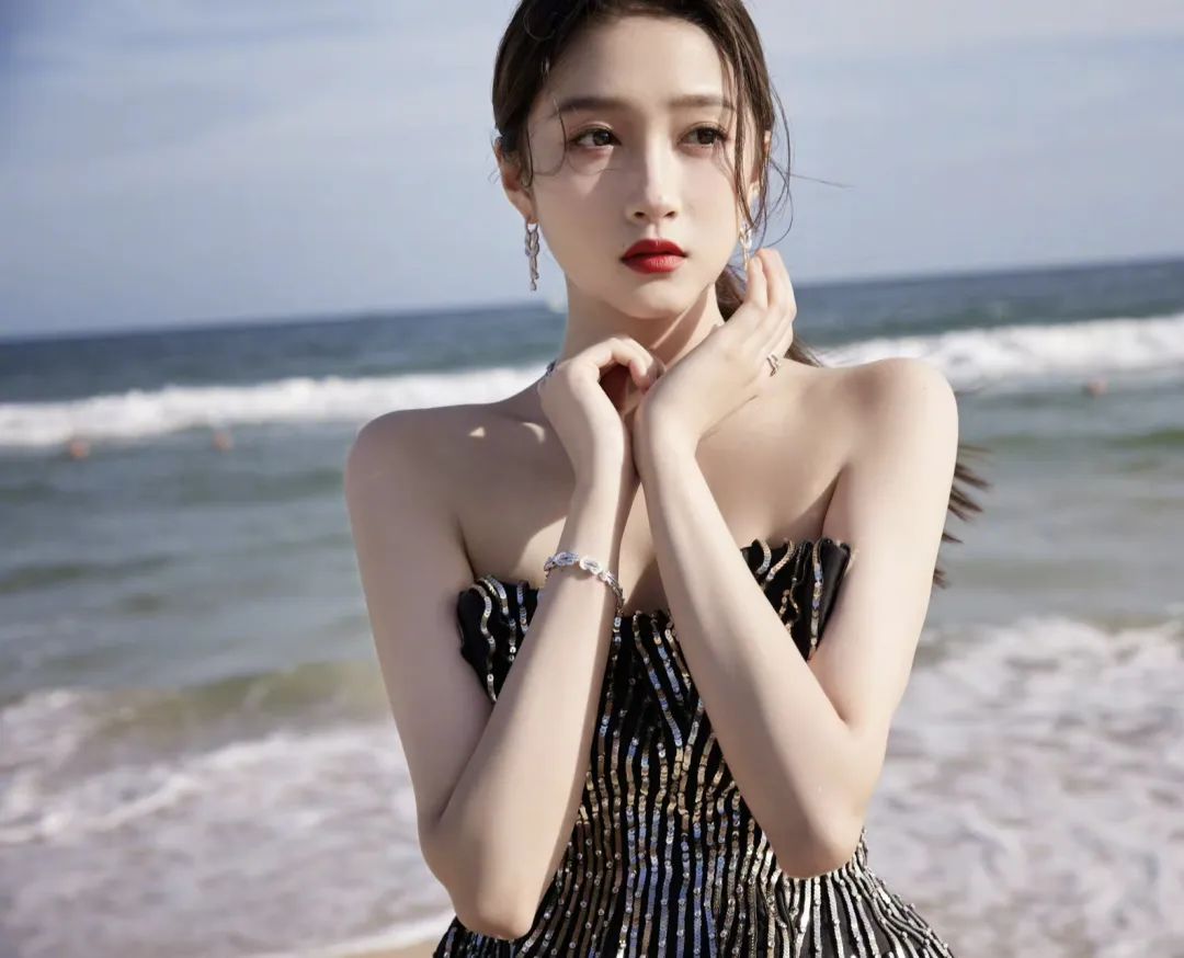 8位明星童年照曝光,肖战完全认不出,杨幂和关晓彤从小美到大