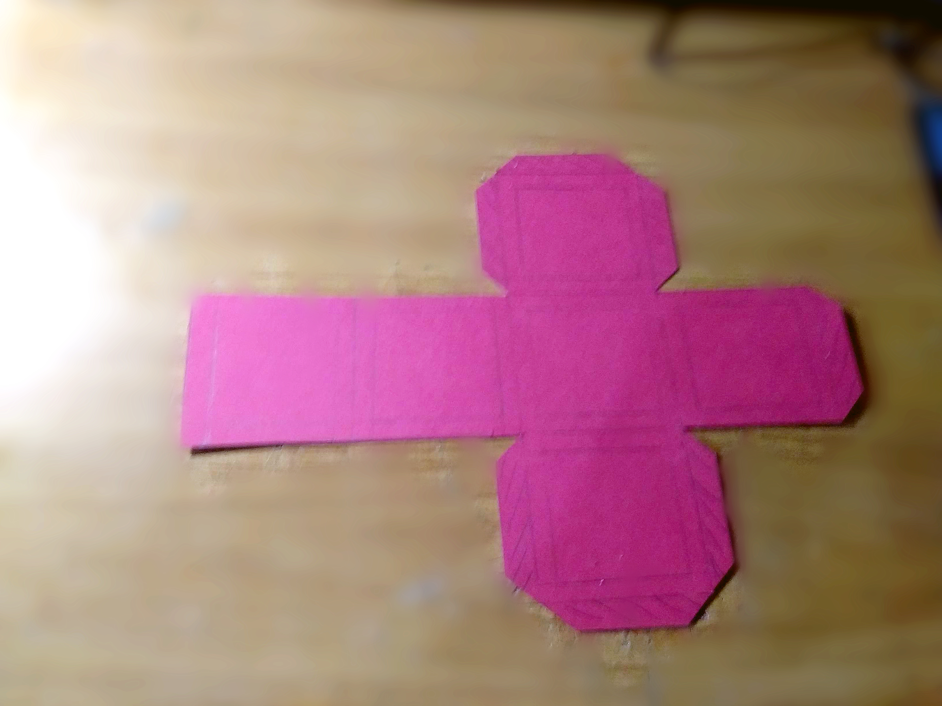 在上下左右四个正方形边框上粘贴小画片,或者彩纸.