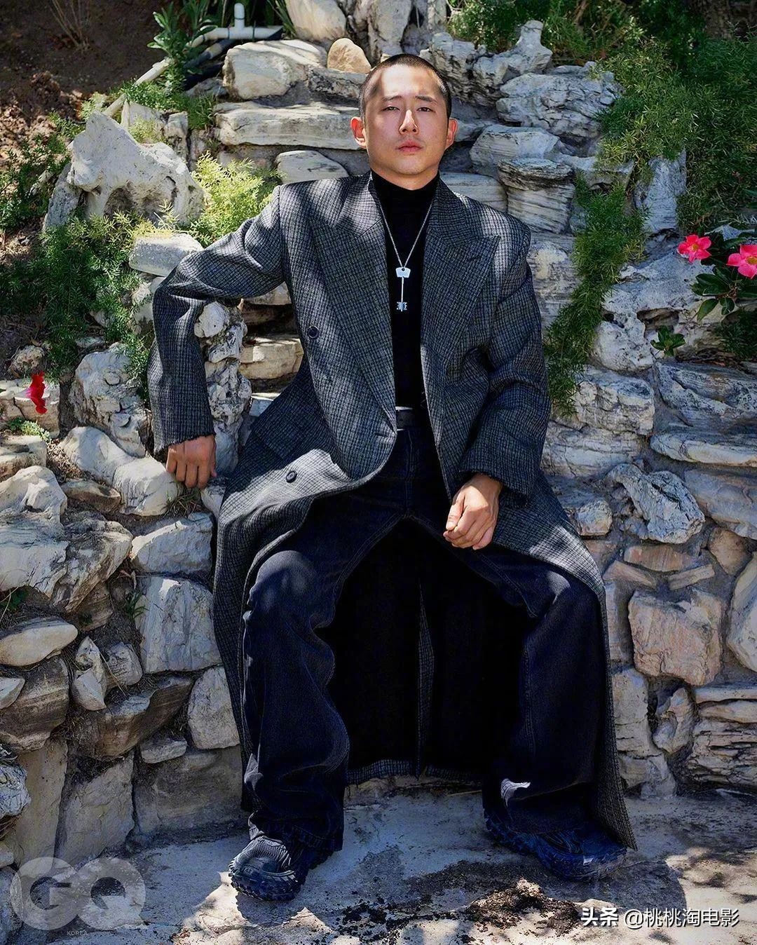 韩裔演员史蒂文·元《GQ》封面大片，帅气板寸痞气十足