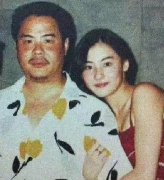 张柏芝爸爸生日罕露面！光头眼睛浮肿胡子半白，被女儿亲表情严肃