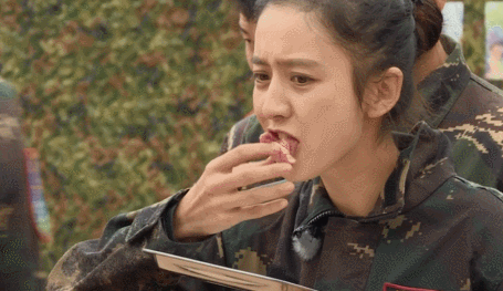 佟丽娅终于又冒泡了！9张自拍换了5身衣服，网友却喊话跪求发原图