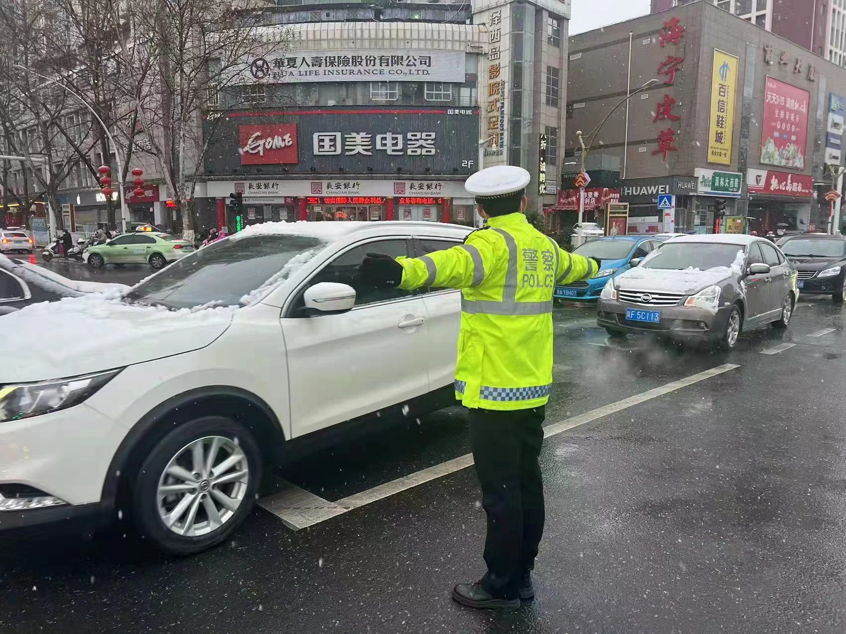 以雪为令 2022首场大雪，汉中交警一大队全力应战冰雪恶劣天气