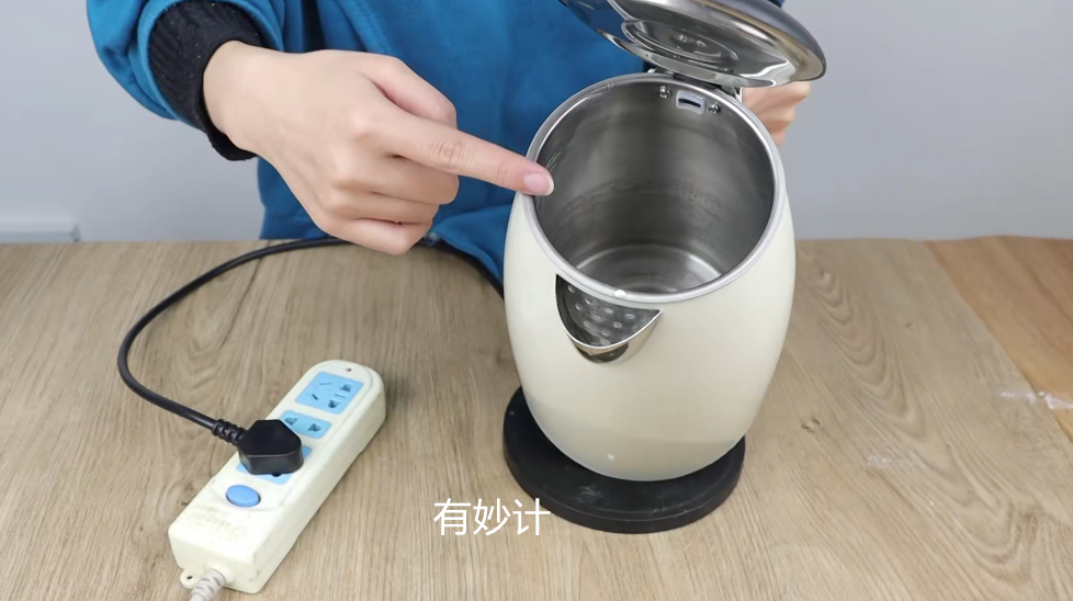 用热水壶烧水，很多人用法都错了，不少人都会犯，看完转告家人