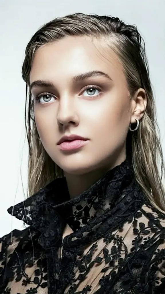 《支离破碎》女演员莉莉·库拉格