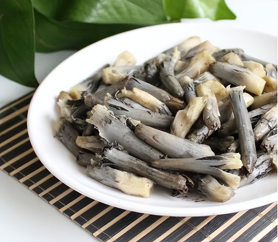 它叫乌米,寄生在高粱上的霉菌,有幸遇到别扔掉,味道鲜美价值高