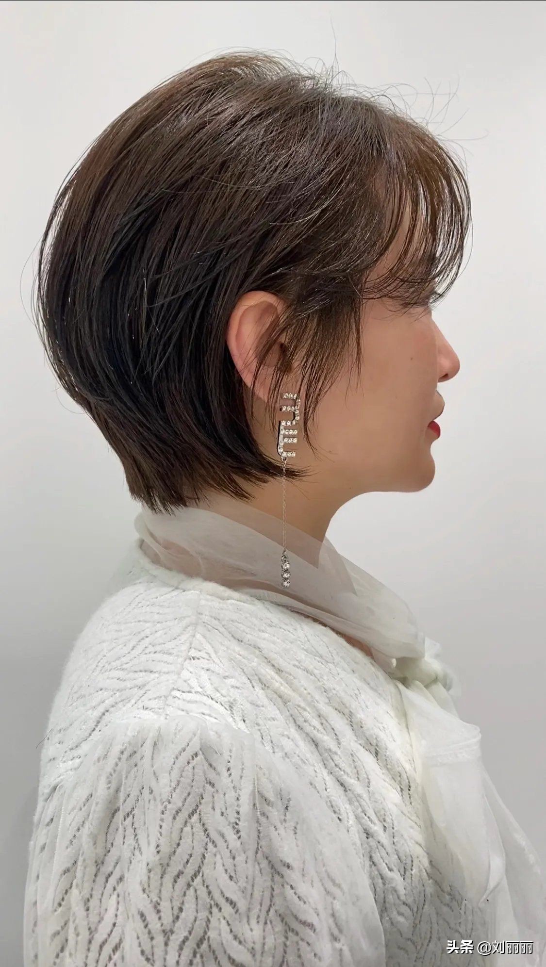 向上逐渐地形成一个量感的堆积,对于打造头型的立体效果会十分的理想