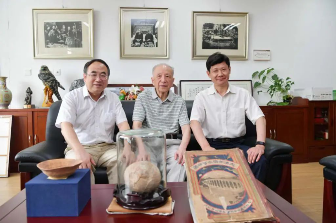 他曾是工厂钳工，被湖北高校破格录取，师从“院士级”名师，多次登上央视！