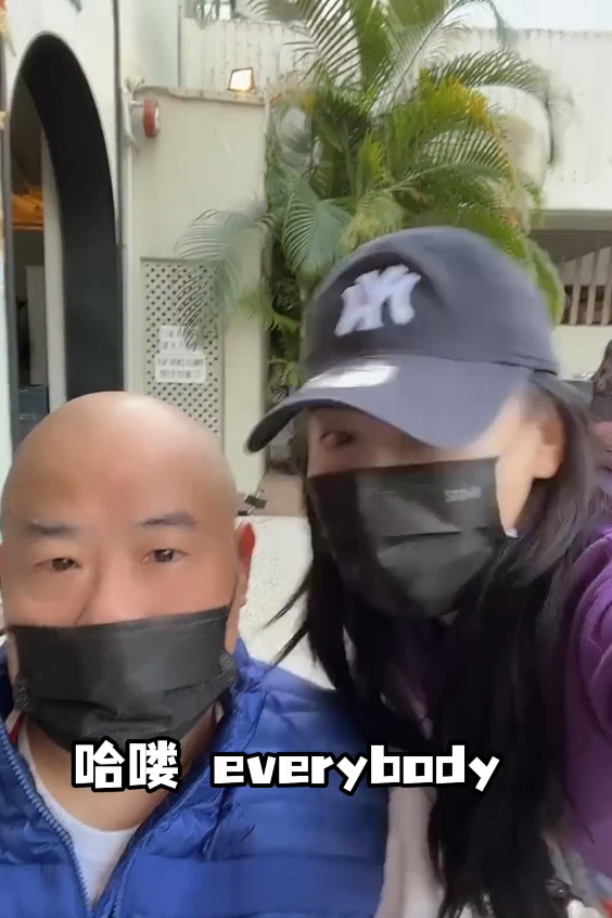 张柏芝爸爸生日罕露面！光头眼睛浮肿胡子半白，被女儿亲表情严肃