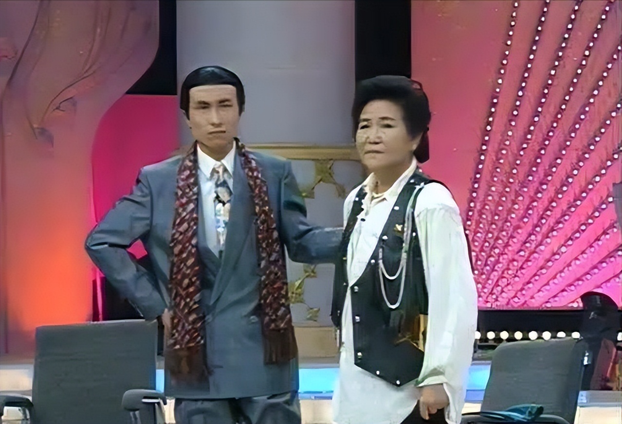 主持人抢话、演员笑场，这8届央视春晚的失误，堪称“灾难现场”