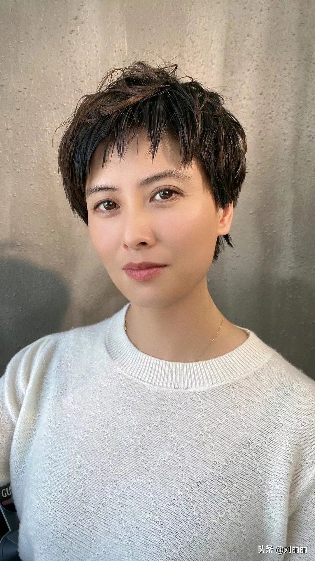 要说夏天什么发型比较火,毫无疑问短发绝对是最佳的选择,简单时尚又