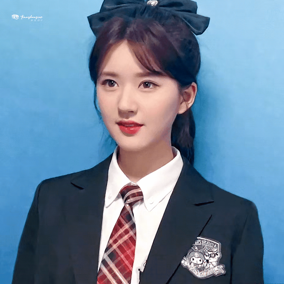 赵露思妥妥校花穿搭，笑容怎么那么好看