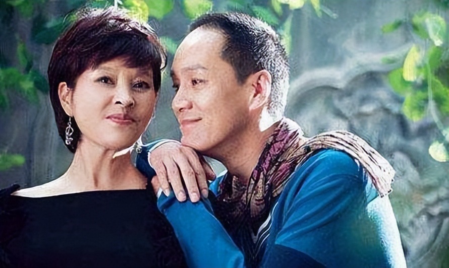 “宠妻狂魔”冯远征，心疼妻子丁克多年，却直言40岁时便已后悔