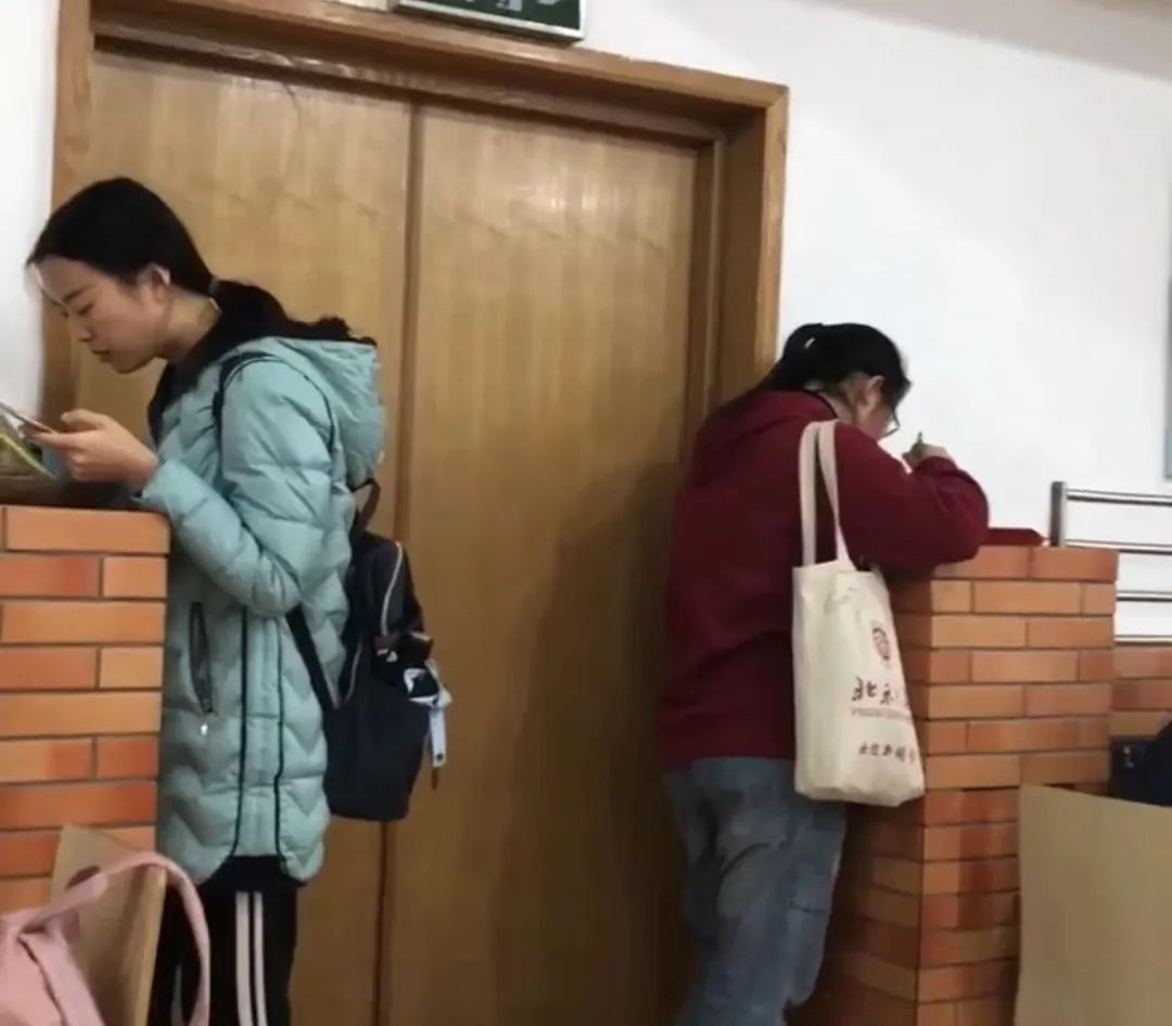 看了那个“带薪摸鱼”的高管，我终于理解了北大食堂的“站饭图”