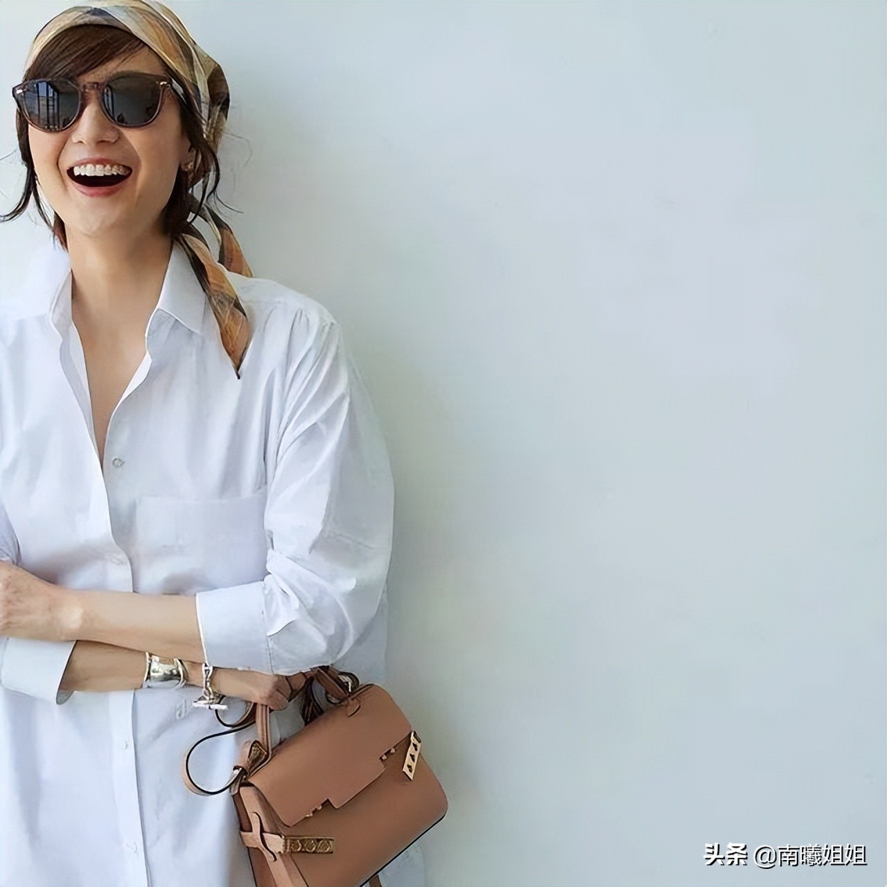 这是我见过最优雅的50+妈妈，不露腰不秀腿，却比明星还有气质