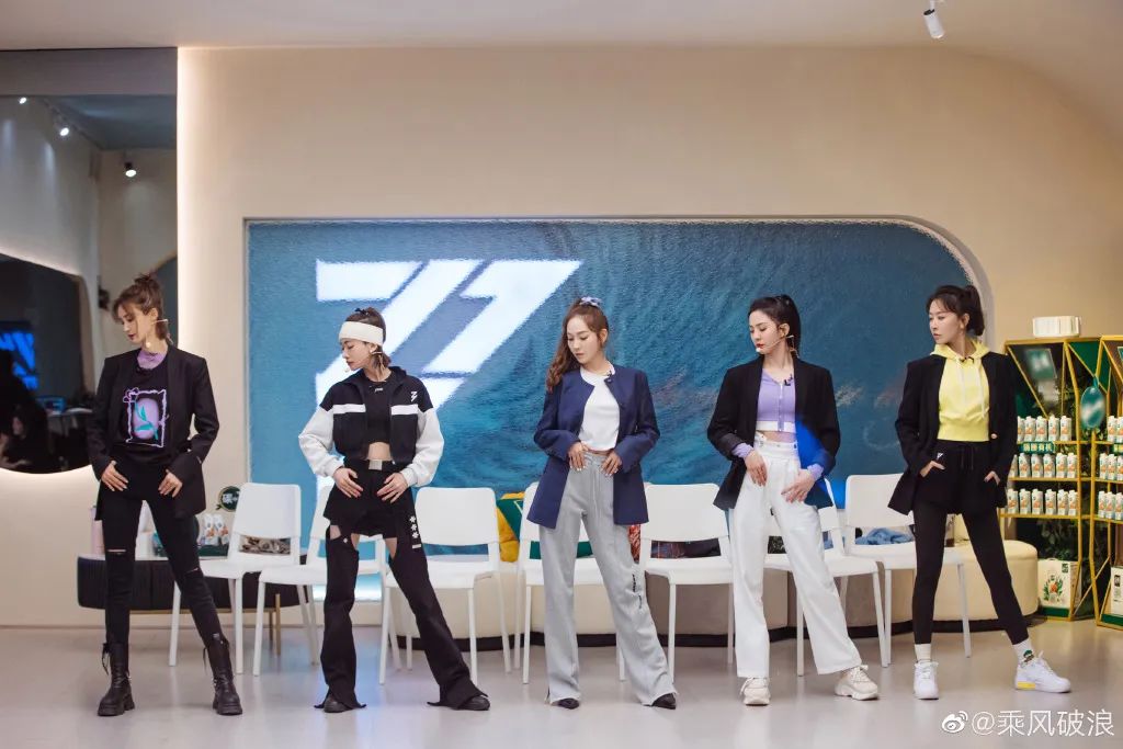 《乘风破浪》太卷了：蔡卓妍11厘米内增高，王心凌马丁靴1万4