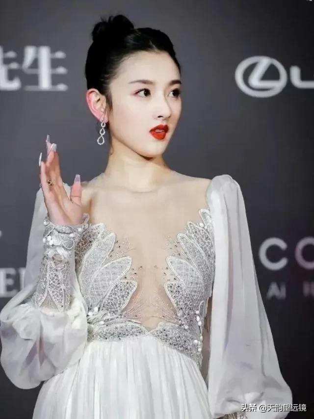 宋祖儿越来越有女人味了