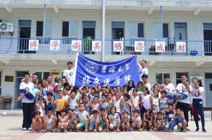 吉大“女神级”医学生走红，颜值与才华双在线，更是心怀远大抱负