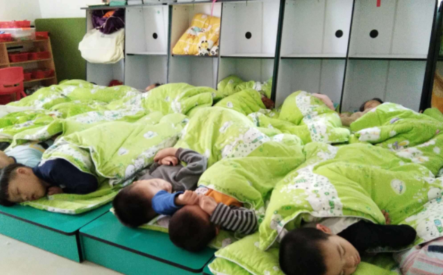 天气越来越冷，幼儿园学生集体“玩失踪”，请假理由逗笑网友